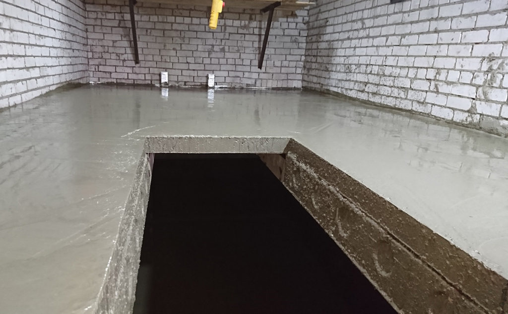 Заливка пола в гараже бетоном: как правильно залить стяжку ровно .